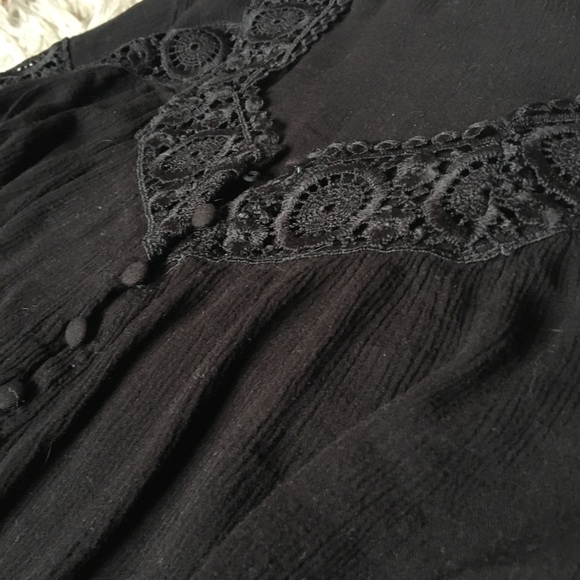 Belle sleeve black button front top 🖤 - Picture 2 of 8